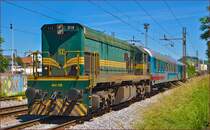 SŽ 644-018 zieht zwei Personenwagons durch Maribor-Tabor Richtung Ptuj. /6.6.2014