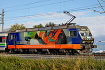 Re 456 092 Amriswil fährt am 24.6.2014 in Uznach mit dem Voralpenexpress vorüber.