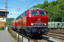 
Die 215 025-8 eigentlich 225 025-6 (92 80 1225 025-6 D-EFW) und die 225 023-1 (92 80 1225 023-1 D-EFW) der EfW-Verkehrsgesellschaft mbH fahren am 06.06.2014 als Lokzug durch Linz am Rhein in Richtung Süden.  

Beide V 163 wurden 1970 bei Krupp in Essen gebaut, die 225 025-6 unter der Fabriknummer 5046 und wurde als 215 025-8 an die DB geliefert, 2001 erfolgte der Umbau und Umzeichnung in DB 225 025-6, die 225 023-1 unter der Fabriknummer 5044 und wurde als 215 023-3 an die DB geliefert, auch ihr Umbau und Umzeichnung erfolgte 2001 in DB 225 023-1. Beide Loks besitzen zusätzlich die belgische Zugsicherung.
Seit 2013 sind die Loks nun bei der EFW. 
