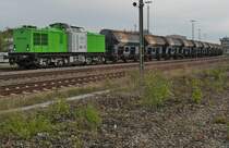 V100.04 (202 787-8) der SETG (Salzburger Eisenbahn Transportlogistik GmbH) wartet mit dem aus Wagen der Gattung Tdns gebildeten Ganzzug in Biberach (Ri) auf Streckenfreigabe (06.05.2014).