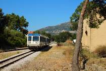 Die Strandbahn von L'Ile-Rousse nach Calvi mit X 97051 an der Spitze fährt am 09.06.2014 in den Bahnhof Calenzana-Lumio ein. Nach Lumio, dem im Hintergrund sichtbaren Ort am Berghang, sind es von hier aus allerdings noch einige Kilometer.
