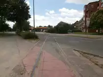 Mein 222. Bild auf BB. Weitere Gleisreste vom ehemaligen Anschlussgleis in Krefeld Uerdingen finden sich auch auf der Lange Straße an der Shell Tankstelle wieder. Bis auf wenige Gleisreste auf den Straßen ist die Strecke komplett abgebaut. Man kann den Strecken Verlauf fast in einem folgen.

Krefeld Uerdingen 22.06.2014