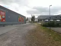 Hier führt das Gleis in einer Kurve an einem REWE Markt vorbei und kreuzt gleich die Magdeburger Straße und führt auf ein Firmengelände. Etwas weiter befand sich eine Weiche wo eine andere Firma einmal einen Gleisanschluss hatte.

Krefeld Uerdingen 22.06.2014