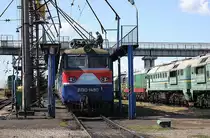 Unter der Besandungsanlage im Depot Tschop steht am 1.10.2009 die sonderlackierte WL 10-1480. Die Lackierung ist in meinen Augen eine gelungene Sache!