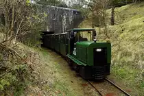 Der Zug der Museumsbahn Hanstholm verläßt am 17.04.2014 während seiner Rundfahrt durch das Museumsgelände gerade den Munitionsbunker.