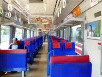 Die Fahrzeuge des Keihin Ky�k�-Konzerns, Serie 2100: Der Innenraum von Zug 2173 mit den Wagen 2173-2180, 25.Juni 2011. 