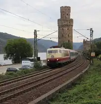 Urlaub im Rheintal? Da muss man auch den  Klassiker  machen: 103 235-8 mit IC 118 in Richtung Koblenz. Aufgenommen am 03.10.2013 in Oberwesel.