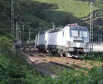Nachschuss auf den Vectron-Überführungs-Zug bestehend aus 192 962 und 193 822-4, der am 03.10.2013 von der RailAdventure 139 558-1 gen Norden gezogen wurde. Aufgenommen in Oberwesel.