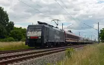 189 286 rollte am 15.06.14 mit einem Partysonderzug der Müller-Touren durch Greppin Richtung Dessau. Der Zug war am Freitag von Köln aus nach Halle(S) gerollt; am Sonntag führte die Fahrt dann wegen der Umleitung über Dessau und Magdeburg zurück nach Köln.