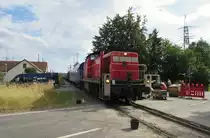 294 580-6 zieht am 22.Juni 2014 einen leeren Trafo-Zug aus dem Umspannwerk Redwitz(Rodach) �ber die Bundesstra�e in Richtung Kronach.