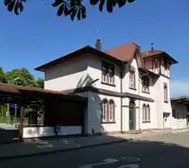 Staufen im Markgr�flerland, das Bahnhofsgeb�ude der M�nstertalbahn von der Stra�enseite, juni 2014