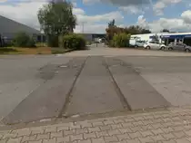 Der letzte Bahnübergang des ehemaligen Anschlussgleises in Krefeld Uerdingen ist auf der Saalestraße und führt neben einem Autohaus in eine Halle.

Krefeld Uerdingen 22.06.2014