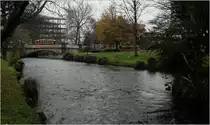 Ein Wagen der Straßenbahn Christchurch beim Überqueren des Avon Rivers, Juni 2014.