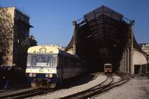 X 351/XR 351 der Chemins de fer de la Provence rangiert im März 1987 im alten Bahnhof von Nizza. Seit 1992 fahren die Züge der CP von einem neuen, westlicher gelegenen Bahnhof ab. Das alte Bahnhofsgebäude verfällt langsam, das Bahngelände wird als Parkplatz genutzt.