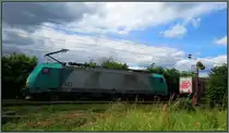 Bei der Arbeit zugeschaut! Die belgische 2823 (Traxx E 186),zieht ihre Güterfracht bergwärts hinauf nach Belgien auf der Montzenroute unweit von Aachen am Gemmenicher Weg.Die Rampe hat hier eine Steigung zwischen 19 bis 25 Promille. Szenario vom 22.Juni 2014. 
