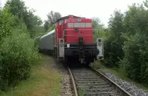 294 580-6 steht am 22. Juni 2014 mit einem leeren Trafotransport im Verbindungsgleis Umspannwerk - Haltepunkt Redwitz (Rodach) und wartet auf die Weiterfahrt.