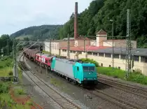 185 618-6 der HGK zieht am 28. Juni 2014 die 266 070-2 der HGK und einen Kesselwagenzug durch Kronach in Richtung Saalfeld.