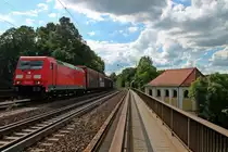 185 316-7 am 25.06.2014 mit einem Autoteilezug beim überqueren der Donaubrücke bei Mariaort in Richtung Regensburg. Rechst im Bild ist die Kalvarienkapelle von Mariaort zu erkennen.