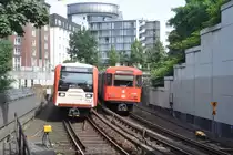 HAMBURG, 27.06.2014, rechts U3  (Typ DT2) nach Schlump, links U3 (Typ DT3) bei der Einfahrt in den U-Bahnhof Landungsbrücken (Linie U 3); obwohl die Züge des Typs DT2 bis 2015 im Einsatz waren, gibt es hierfür keine Kategorie bei Bahnbilder