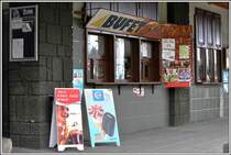 Das Bufet in Štrba wirkt so einladend wie der Fahrkartenschalter, das in ironischem Sinn gemeint. (02.06.2014)