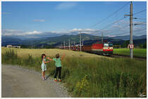 Anna, schau die Schachbrett kummt - 1144 117 zieht Güterzug 55507 durch das sommerliche Murtal.
Zeltweg 26_6_2014