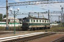 Die slowakische 183044 setzt nach Ankunft im ukrainischen Grenzbahnhof Tschop um.