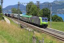 Die 485 020-2 mit einem Containerzug bei Einigen am 21.06.2014