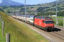 Die 460 092-0 mit einem IC bei Frutigen am 21.06.2014