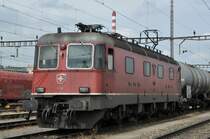 Re 6/6 11630 steht am Güterbahnhof in Muttenz. Die Aufnahme stammt vom 17.06.2014.