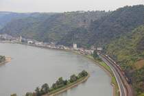 Treppen, Treppen, nichts als Treppen auf dem Weg rauf zum Loreley-Felsen. Auf dem Weg ein Blick in das schöne Rheintal wo ein gemischter Güterzug gerade St. Goarshausen erreicht. Aufgenommen am 04.10.2013.