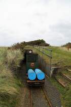 Der Zug der Mseumsbahn Hanstholm, während einer Rundfahrt am 17.04.2014, bei der Einfahrt in einen der Geschützbunker.