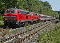 Den Schussentobel bei Kilometer 159.2 fast durchquert haben 218 476-0 und eine weitere 218er mit dem IC 118  BODENSEE , Innsbruck - Mnster (Westfalen) von Lindau kommend auf der Fahrt nach Ulm (Nhe Zollenreute, 08.06.2014).