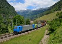185 525 + Re 485 013 mit einem Containerzug am 19.06.2014 bei Lavorgo.