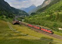 Eine Re 12/12 mit einem KLV am 19.06.2014 bei Gurtnellen.