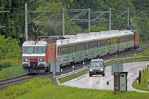 Re 446 015 passiert am 29.6.2014 bei starkem Regen mit dem Voralpenexpress nahe Bollingen eine staatliche Fotostelle.





