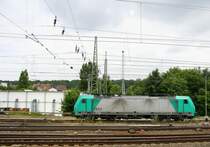 Die Cobra 2843 rangiert in Aachen-West.
Aufgenommen vom Bahnsteig in Aachen-West bei Sonne und Wolken am Abend vom 14.6.2014. 