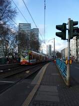 TW 4027 und ein unbekannter Wagen unterwegs am 26.2.14 als Linie 7 NACH Zündorf aufgenommen an der Haltestelle Deutzer Freiheit.