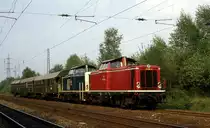 211013 führt am 19.5.1982 um 17.45 Uhr den Personenzug nach Dissen - Bad Rothenfelde an. Der Zug ist hier in Osnabrück Hörne unterwegs, wo der  Haller Willem  quasi seinen Anfang nimmt und von der Hauptstrecke Osnabrück - Münster abzweigt. Die Loks stellte damals das BW Osnabrück.