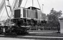 Ausstellung zur 150 Jahrfeier der Eisenbahn in Nürnberg hier am 28.5.1985:
Schienekran  Goliath  hatte die 211167 am Haken.