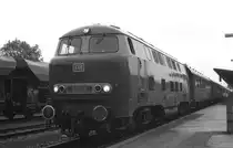 Bei strömendem Regen kam V 160003 mit ihrem Sonderzug anlässlich des 150 jährigen Eisenbahnjubiläums am 29.5.1985 aus Nürnberg in Neuenmarkt - Wirsberg an.
