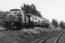 Ein Sonderzug auf der alten Hüggelbahn am 3.9.1985. Anlässlich einer Buch Vorstellung hatte Lok GME 4 einen Gesellschaftswagen am Haken, mit dem sie in Hasbergen - Ohrbeck noch einmal ein kurzes Stück der damals noch vorhandenen Hüggelbahn befuhr. Daneben verläuft etwas tiefer gelegen auch das heute noch genutzte Streckengleis der Werkbahn Hasbergen - Georgsmarienhütte. Die Hüggelbahn, übrigens die erste private Eisenbahn in Deutschland, wurde inzwischen vollständig abgebaut. 