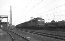 140726 ist am 3.9.1985 mit einem Güterzug in Richtung Münster unterwegs.
Hier bei der Durchfahrt in Hasbergen sieht man links noch den alten Ladekran und die Verladehalle der Amazonen Werke. Beide sind inzwischen längst abgerissen worden.