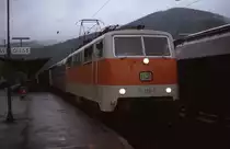 111125 im S-Bahn Look hält bei miesem Wetter am 8.10.1982 in Altenhundem. Der Zug ist aus Silberlingen gebildet und ist auf dem Weg nach Siegen.