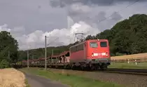 Während sich im Hintergrund Wetter mäßig etwas zusammen braut, fährt 139314 im Licht der Morgensonne am 1.7.2014 um 9.14 Uhr in Westerkappeln - Velpe mit einem Autoleerzug Richtung Osnabrück.