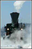 Nach der Ankunft in Wies-Eibiswald mit dem Sonderzug R 8515 am 5.2.2006 wurde 671 der GKB (Bj 1860) auf der Drehscheibe gedreht und kam anschliesend zur Lokpflege. Diese Aufnahme entstand mit hoher Brennweite nach Verlassen der Drehscheibe durch das Heizhaus hindurch.