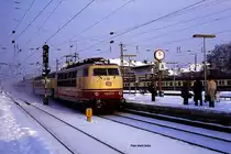Einfahrt des Intercity 109  Kommodore  nach Frankfurt mit Lok 103243 am 13.1.1987 in Osnabrück Hauptbahnhof Gleis 2.