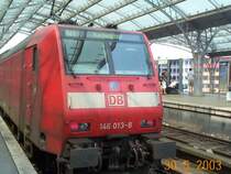 146-013-8 wartet in K�ln auf Gleis 8 auf die Abfahrt mit RE1 nach AACHEN