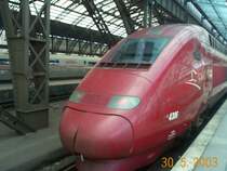 Der Thalys nach Paris nord wartet in K�ln Gleis 8 auf seine Abfahrt der Zug hat bereits etwas versp�tung weil der BGS erst noch einen Betrunkenen aus dem Zug geholt hat.