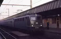 So sah der Nahverkehr zwischen Osnabrück und Münster lange Jahre aus. Knallfrosch 141168 mit Silberlingen am 28.11.1986 im Hauptbahnhof Münster.