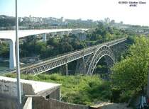 Die beiden Eisenbahnbr�cken �ber den Rio Doure in Porto am 06.05.2003. Die alte, eingleisige Maria-Pia-Br�cke rechts ist nicht mehr in Betrieb, sie wurde von Gustave Eiffel konstruiert und 1876/77 gebaut. �ber die neue, zweigleisige Betonbr�cke f�hrt die Bahnstrecke Porto - Lissabon.